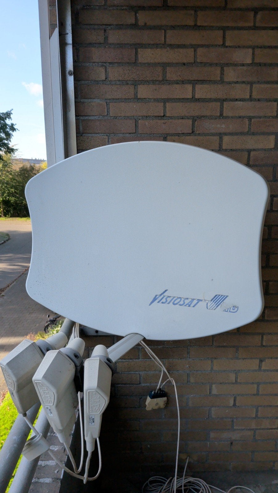 Visiosat schotel 78cm met 3 LNB's en muurbeugel, Ophalen, Gebruikt, (Schotel)antenne, Overige merken