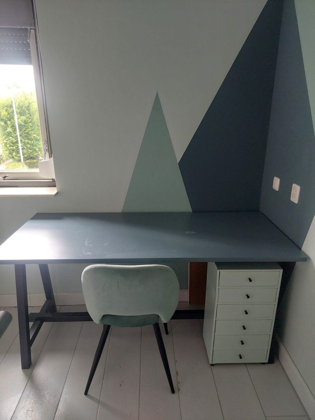 Bureau met ladekast en mintgroene stoel, Huis en Inrichting, Kasten | Ladekasten, Minder dan 50 cm, Gebruikt, 5 laden of meer