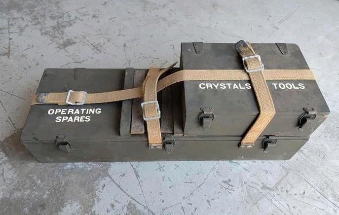 Case spare parts Motorola leger radio buizen xtals handset, Verzamelen, Militaria | Tweede Wereldoorlog, Overige typen, Nederland
