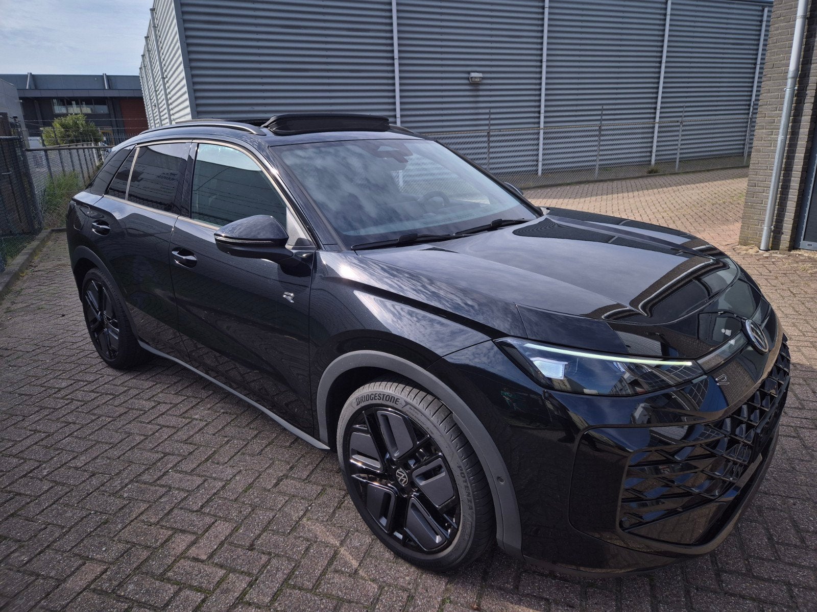 Volkswagen T-Roc 1.5 eTsi R-Line *Pano*H/K*Head-Up*360camera, Auto's, Dealer onderhouden, 150 pk, Zwart, 1500 cc
