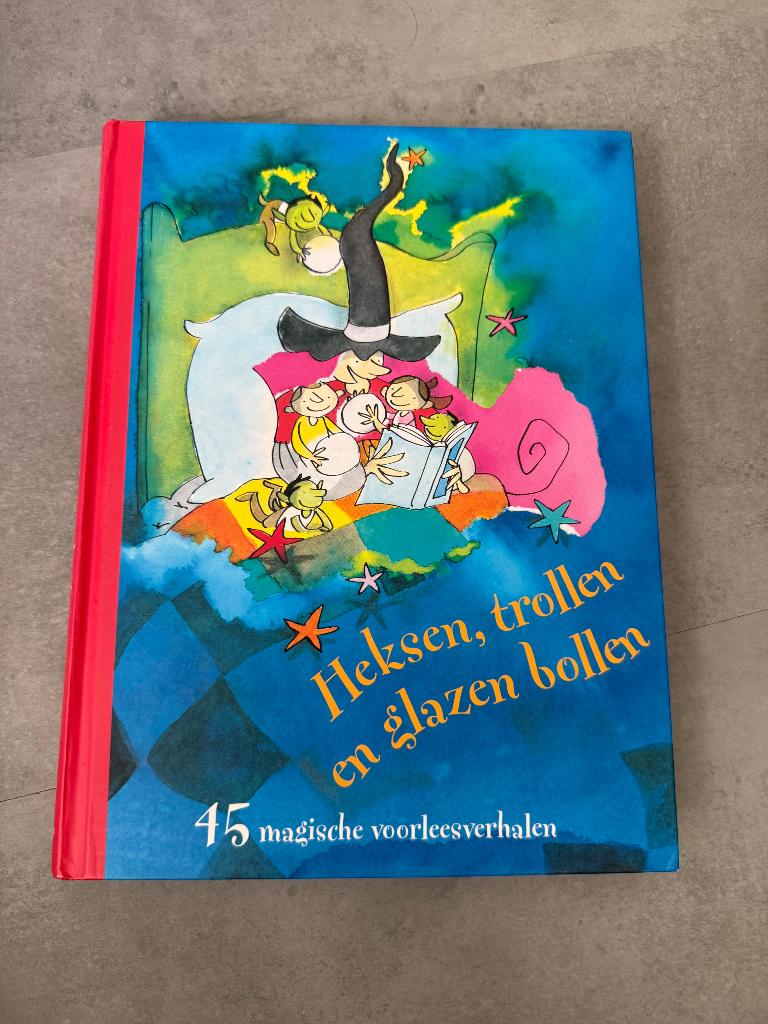 Heksen trollen en glazen bollen leesboek, Ophalen of Verzenden, Zo goed als nieuw, Fictie algemeen, Voorleesboek