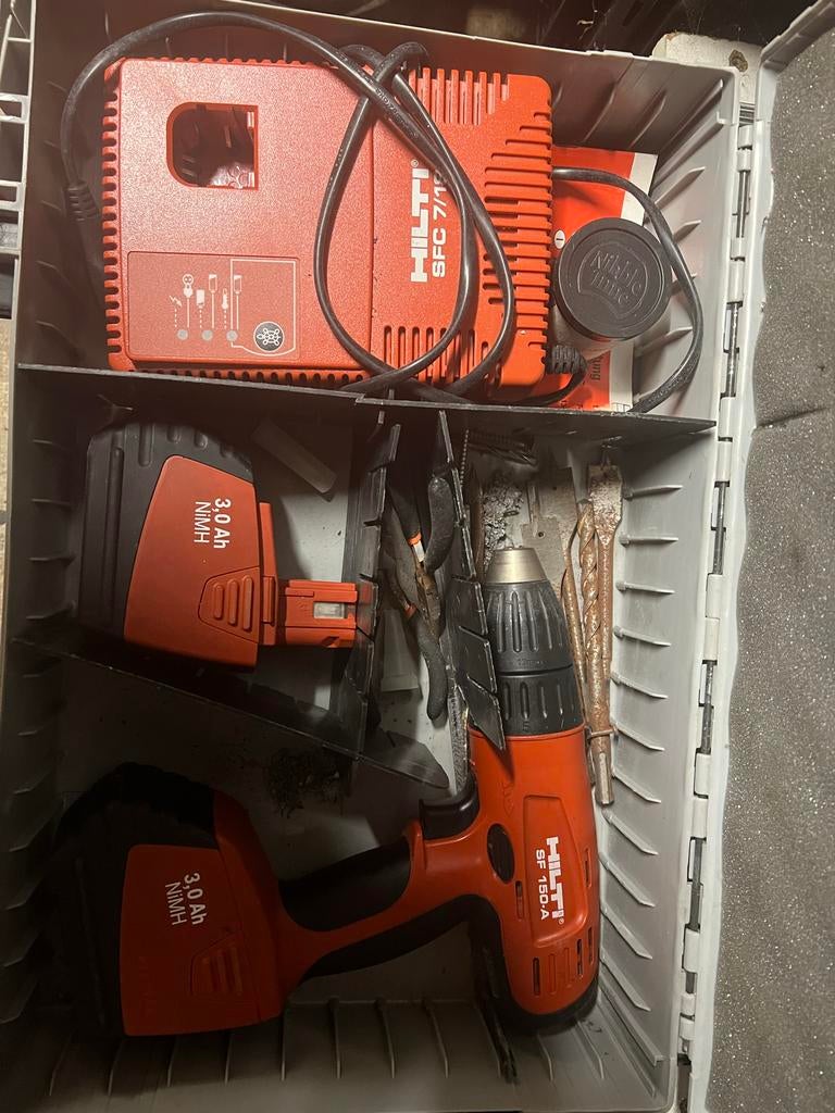Hilti SF150-A Accuboormachine met lader en 2 accu's, Ophalen, Gebruikt, Variabele snelheid, Boor- en Schroefmachine