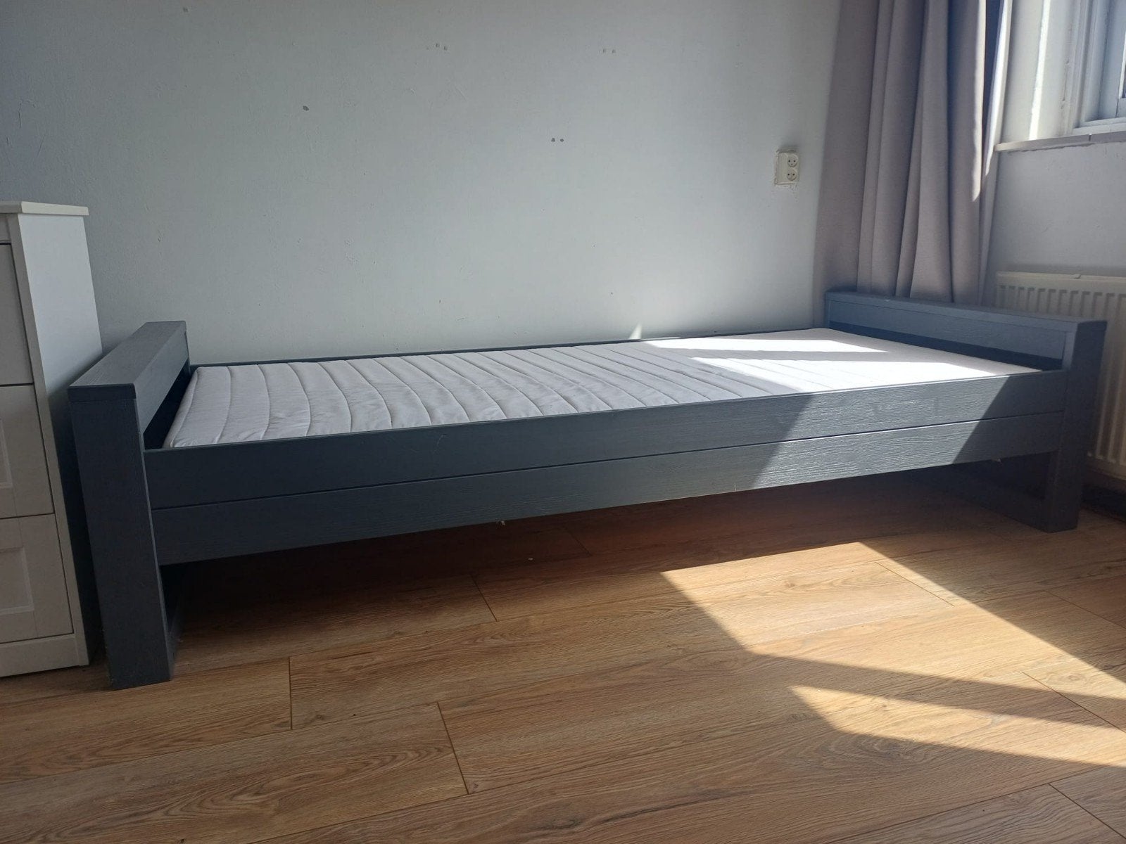 woood Dennis bed donkergrijs, Ophalen, Gebruikt, 90 cm, Eenpersoons