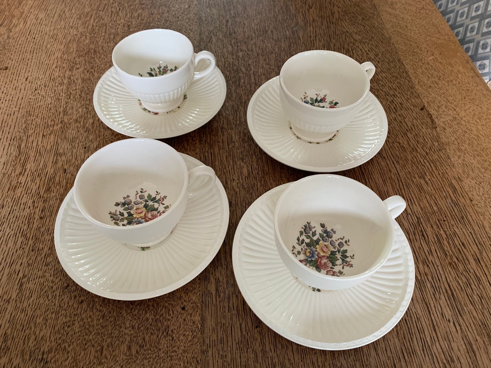 Set van 4 Wedgwood Conway kop en schotels voor €5,-, Huis en Inrichting, Ophalen of Verzenden, Zo goed als nieuw, Wedgwood, Kop(pen) en/of Schotel(s)