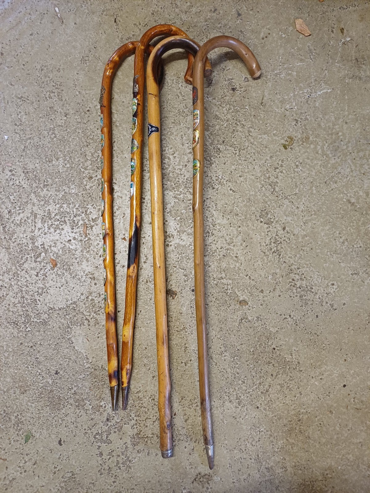 4 oude wandelstokken met plaatjes, Ophalen