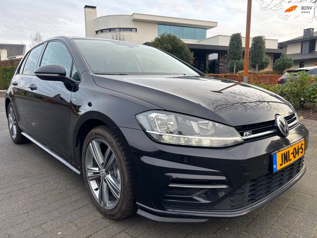 Volkswagen Golf 1.0 TSI Highline r-line digi dashboard autom, Auto's, Gebruikt, 4 cilinders, Zwart, Bedrijf