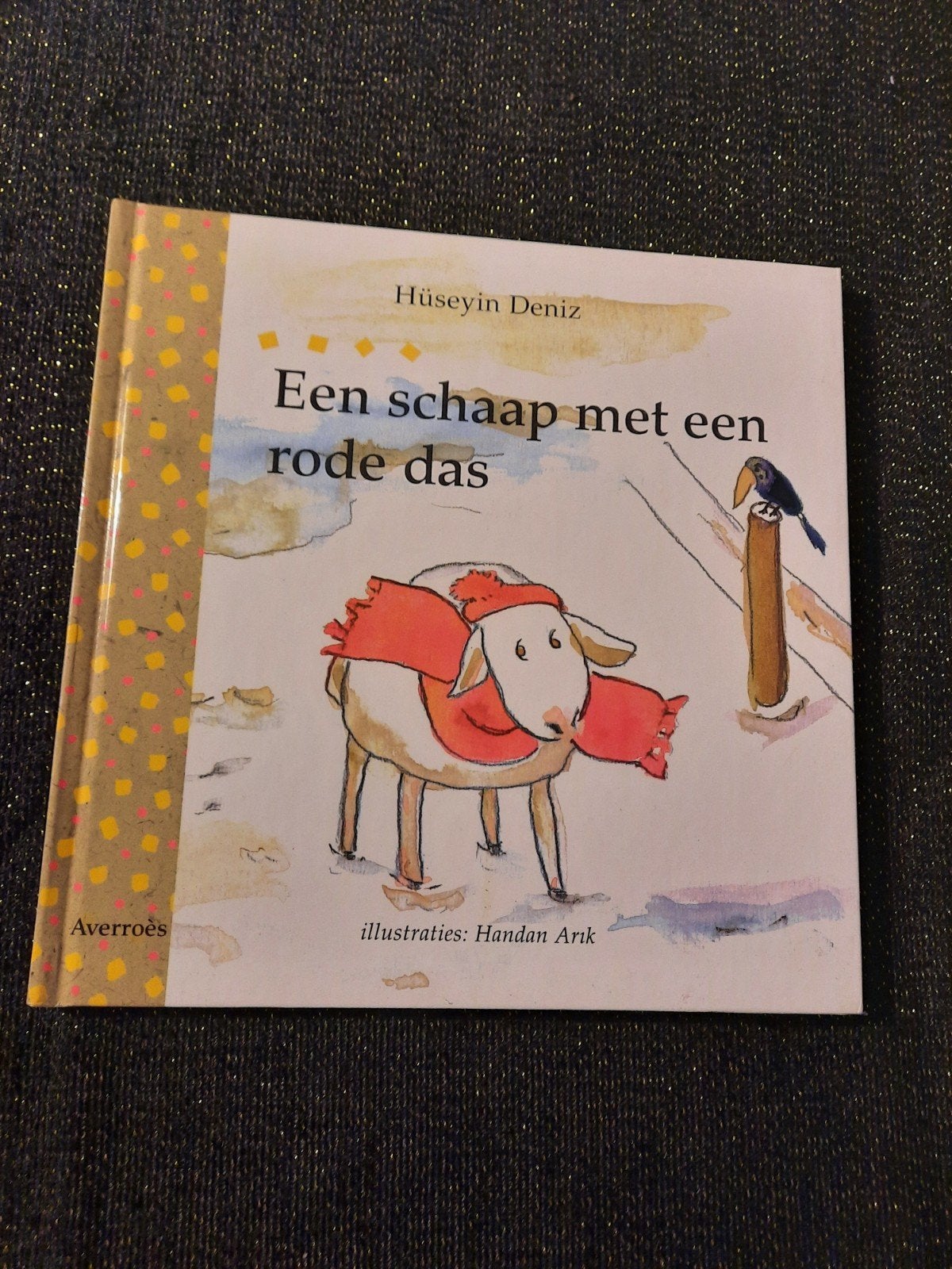 Een schaap met een rode das - Hardcover in nieuwstaat, Fictie algemeen, Jongen of Meisje, Ophalen of Verzenden, Zo goed als nieuw