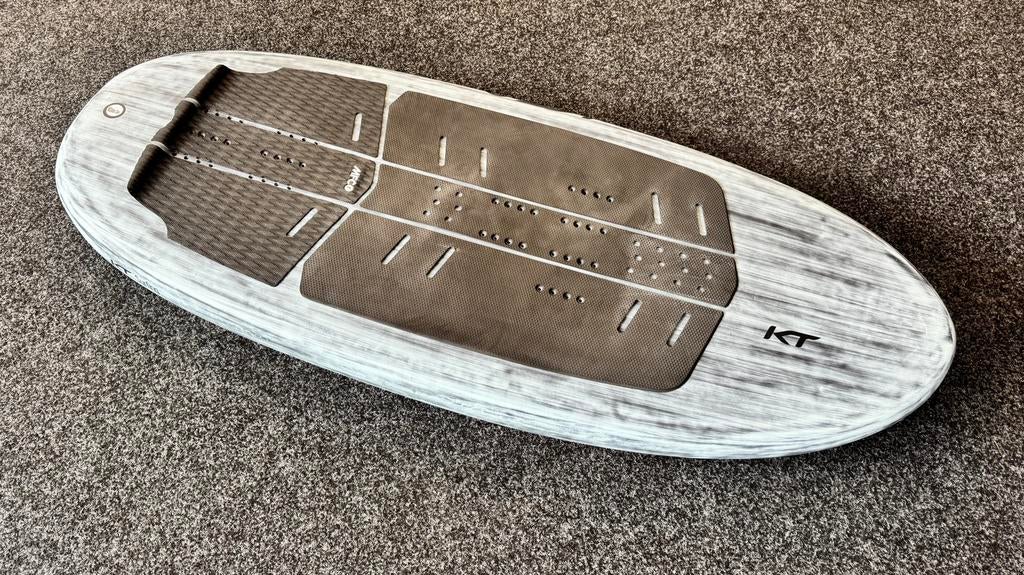 KT Wing Drifter 105 L full carbon board, Watersport en Boten, Wingsurfen, Ophalen, Zo goed als nieuw, Wingsurf-board