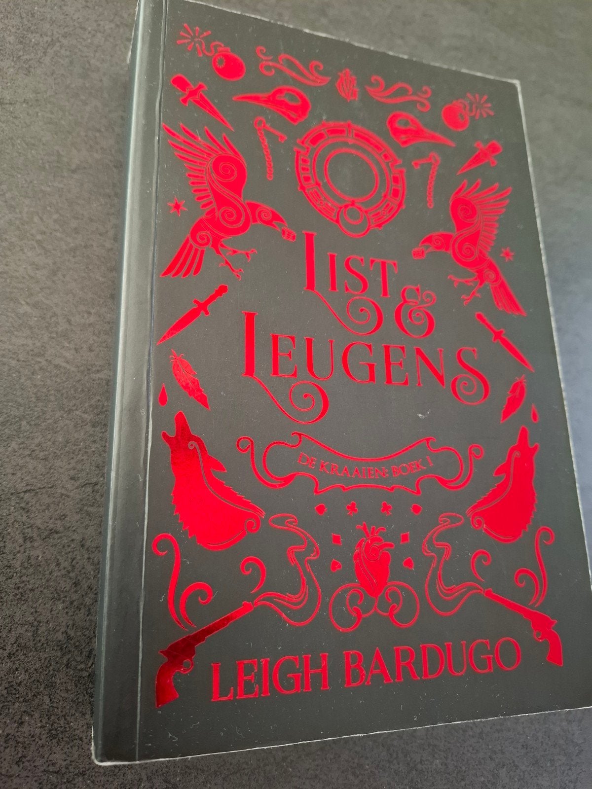 List & Leugens - De Kraaiens Boek (Leigh Bardugo), Ophalen of Verzenden, Zo goed als nieuw