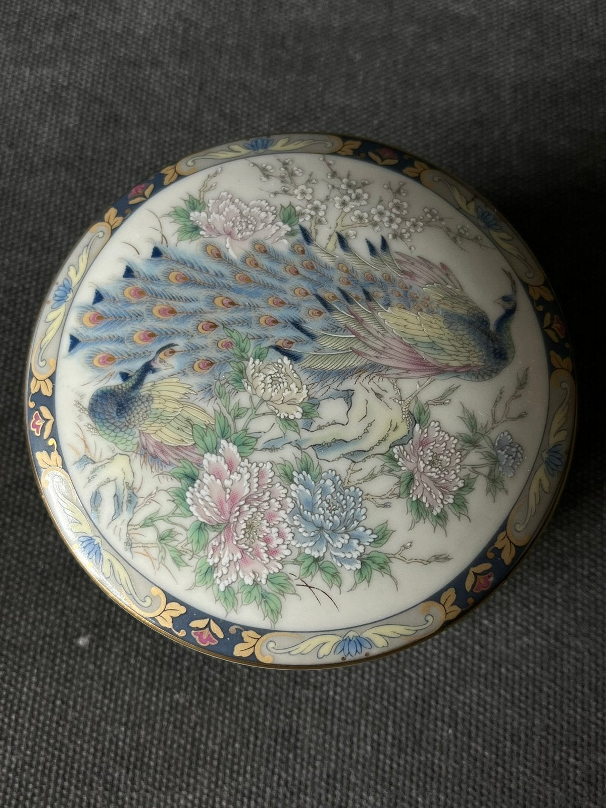 Vintage rond porseleinen sieradendoosje met pauw – 9 cm, Verzamelen, Porselein, Kristal en Bestek, Ophalen of Verzenden, Zo goed als nieuw