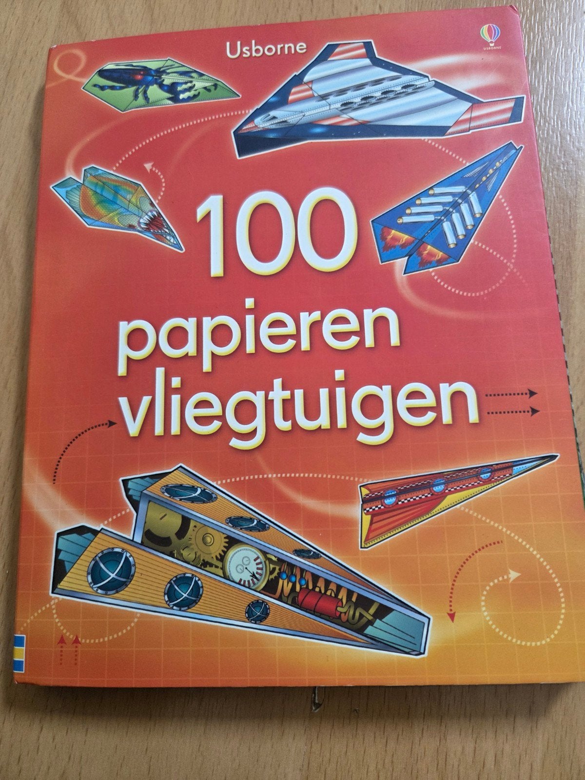 Usborne: 100 papieren vliegtuigen - Knutselboek, Usborne, Ophalen of Verzenden, Zo goed als nieuw, Scrapbooking en Knutselen