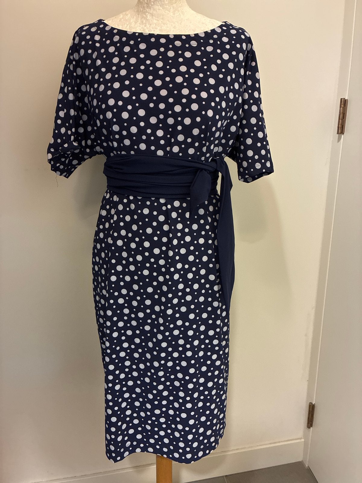 LaDress Aretha jurk m met sash blauw stip travelstof zgan, Kleding | Dames, Jurken, Maat 38/40 (M), Blauw, Ophalen of Verzenden