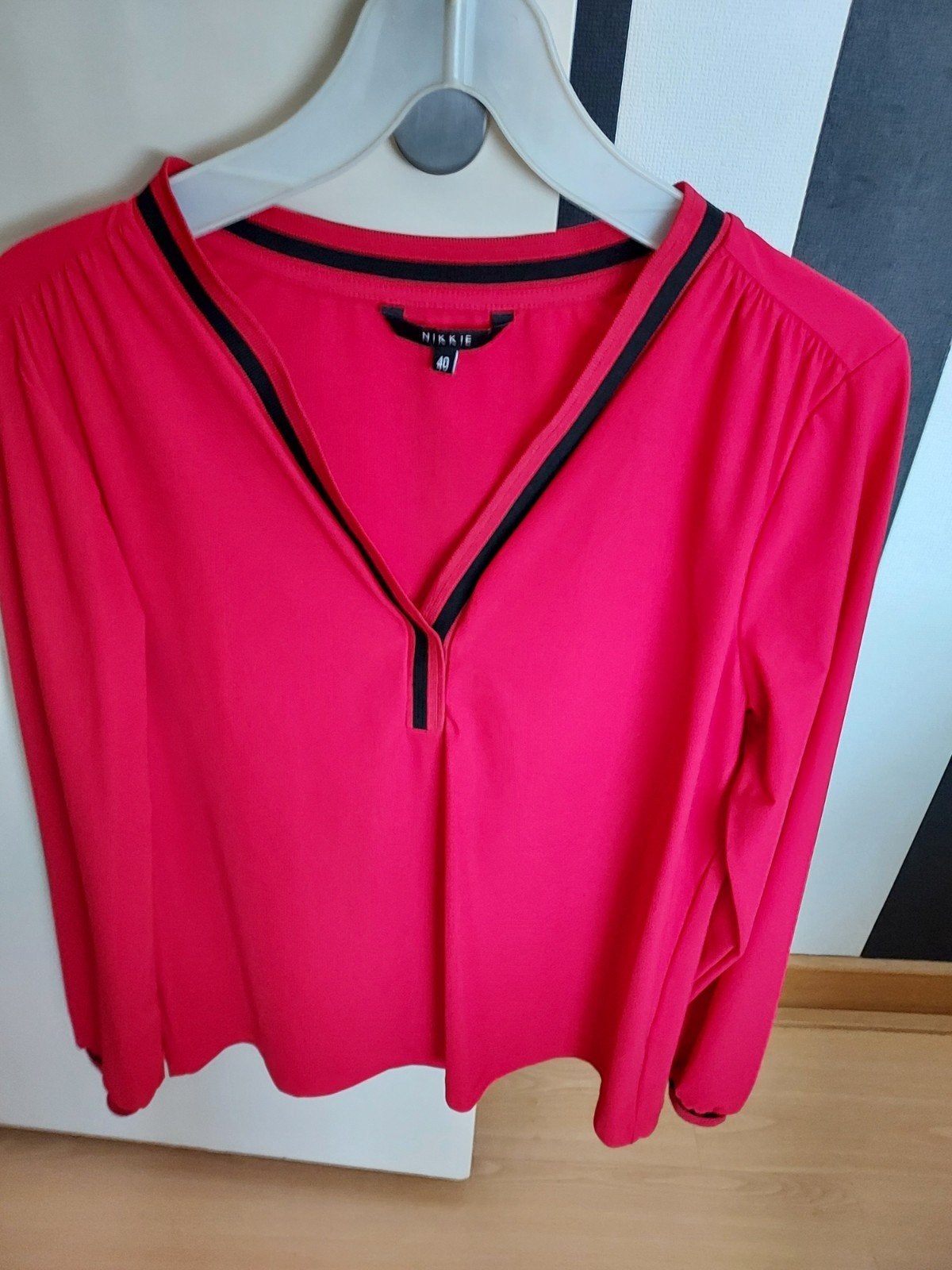 Nikkie  top maat 40 rood met zwarte details, Maat 38/40 (M), Ophalen of Verzenden, Zo goed als nieuw, Nikkie