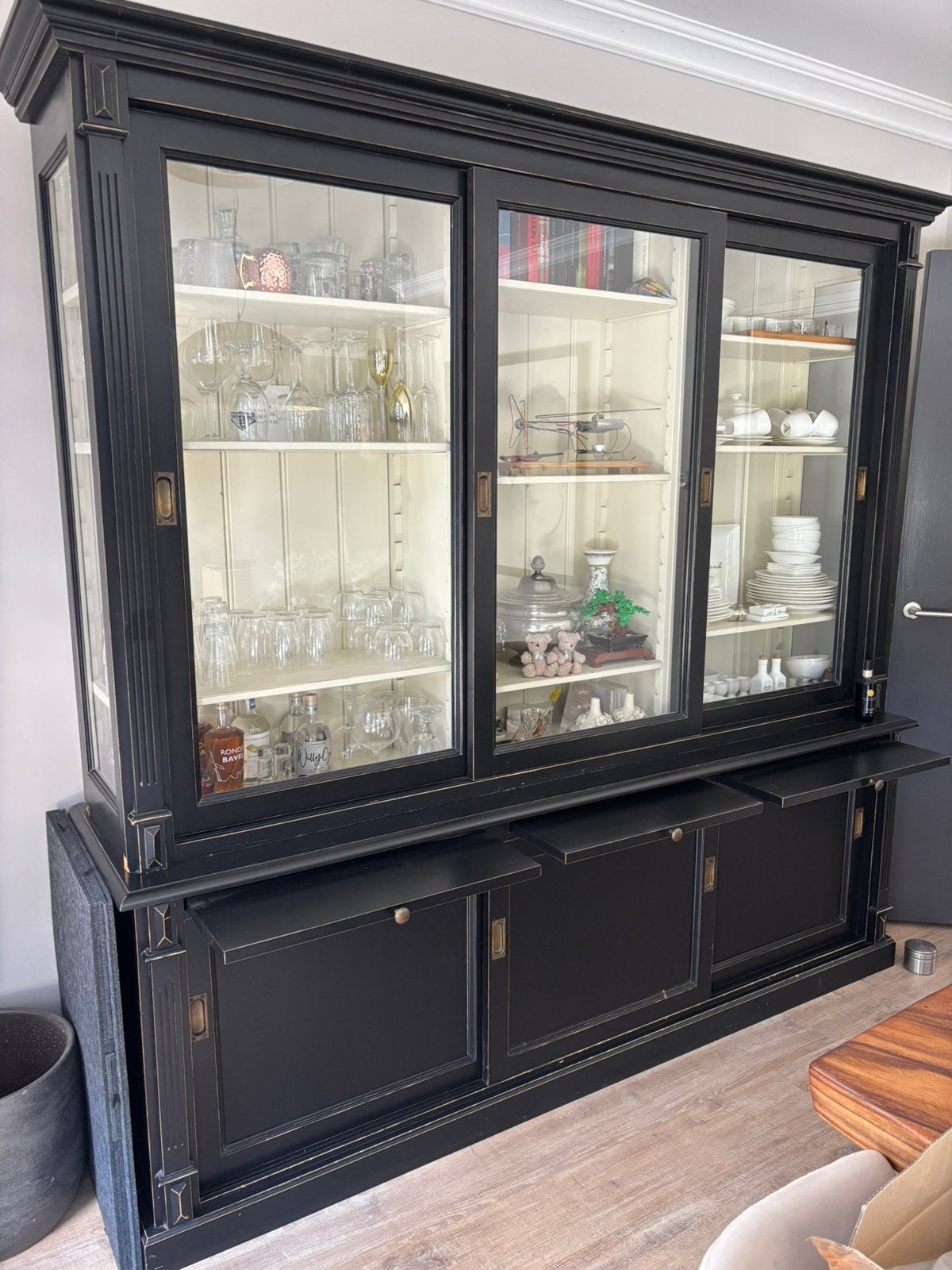 Buffetkast  zwart glasdeur witte binnenkant, Ophalen, Gebruikt, Met deur(en), 200 cm of meer
