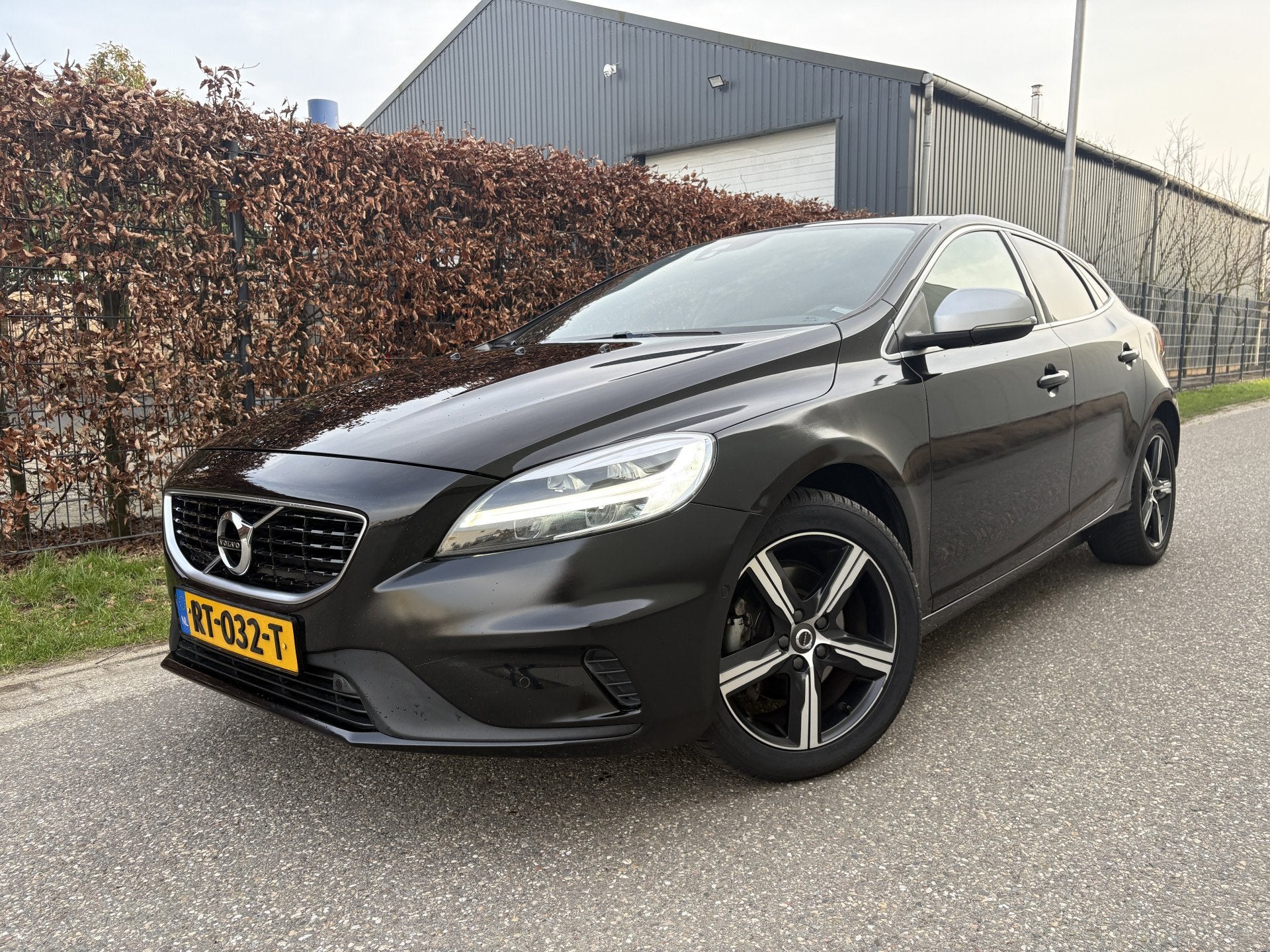 Volvo V40 2.0 T4 Business Sport / R-DESIGN / LEER / NAVI / C, Voorwielaandrijving, Gebruikt, Euro 6, Zwart