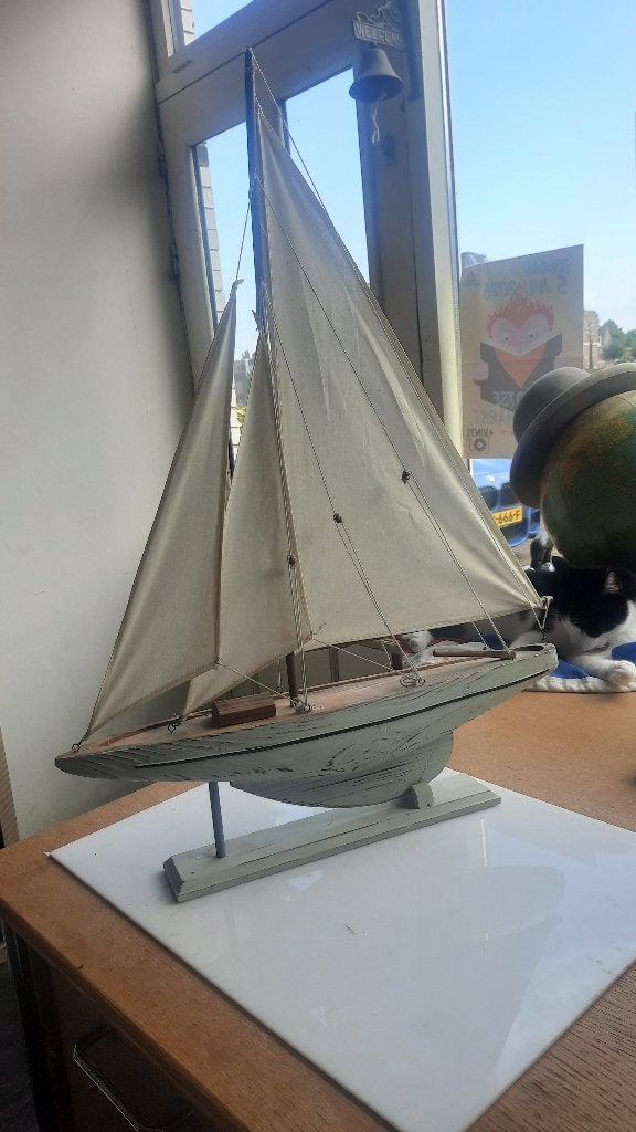 2 decoratie Zeilbootjes - nette staat - enig reparatie nodig, Hobby en Vrije tijd, Modelbouw | Boten en Schepen, Ophalen of Verzenden