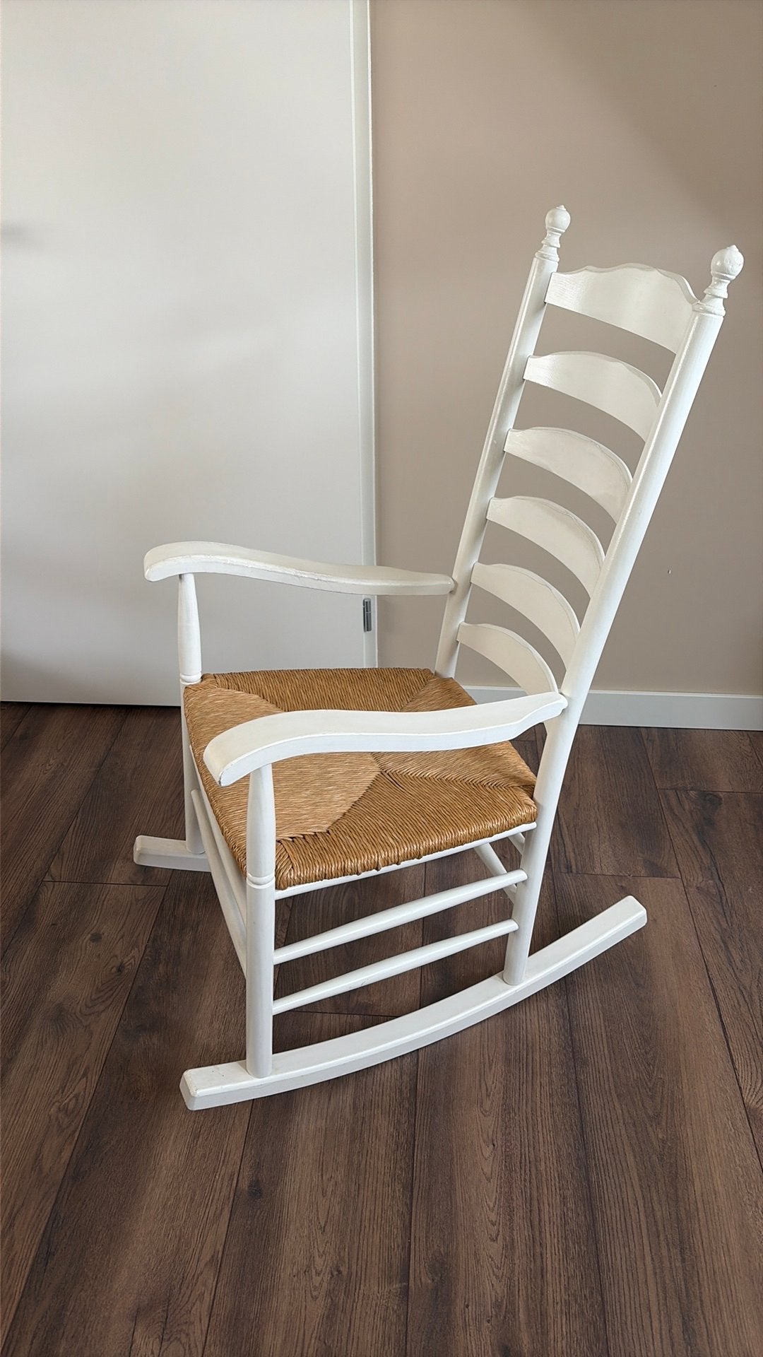 Witte schommelstoel met rieten zitting, Huis en Inrichting, Stoelen, Ophalen, Gebruikt, Wit, Landelijk