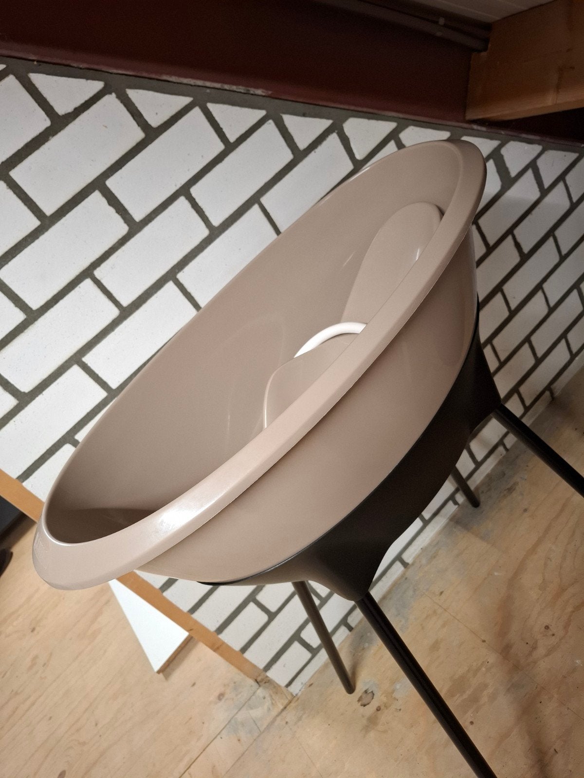 Luma babybadje met standaard - Desert Taupe, Zo goed als nieuw, Badje, Standaard, Ophalen