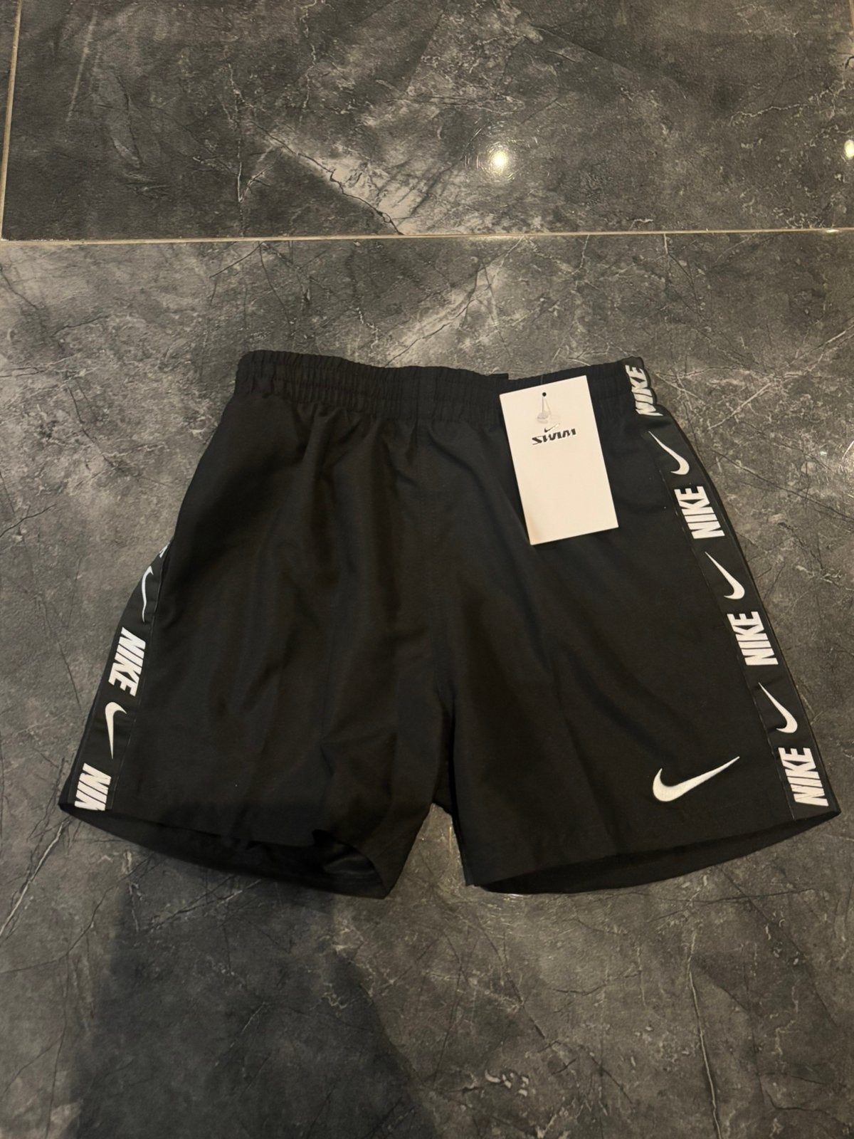 Nieuwe Nike Kinder Zwembroek– Maat S (128-137 cm), Kinderen en Baby's, Verzenden, Nieuw, Maat 128, Zwembroek