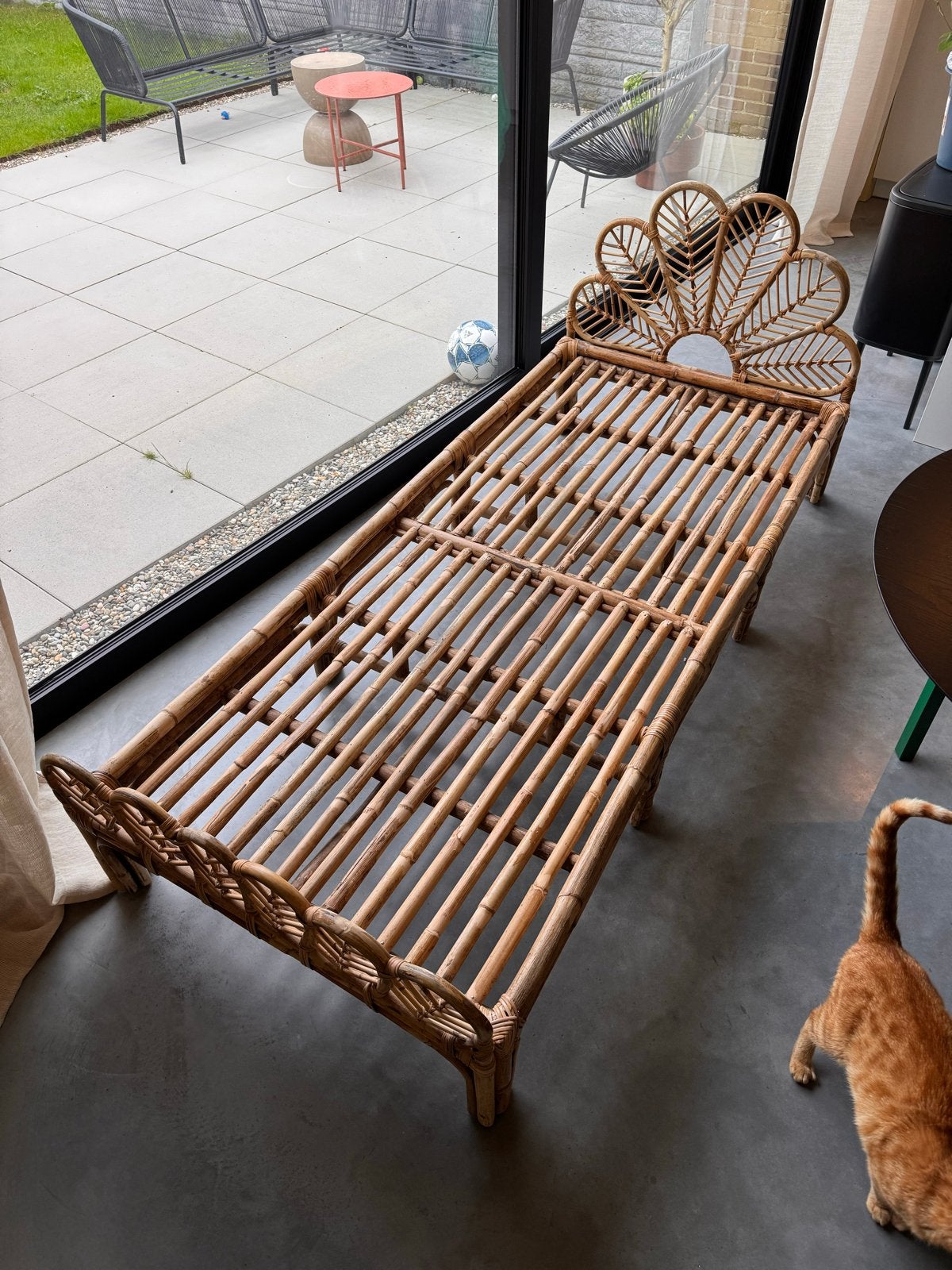 Rotan eenpersoonsbed met uniek hoofdeinde, Ophalen