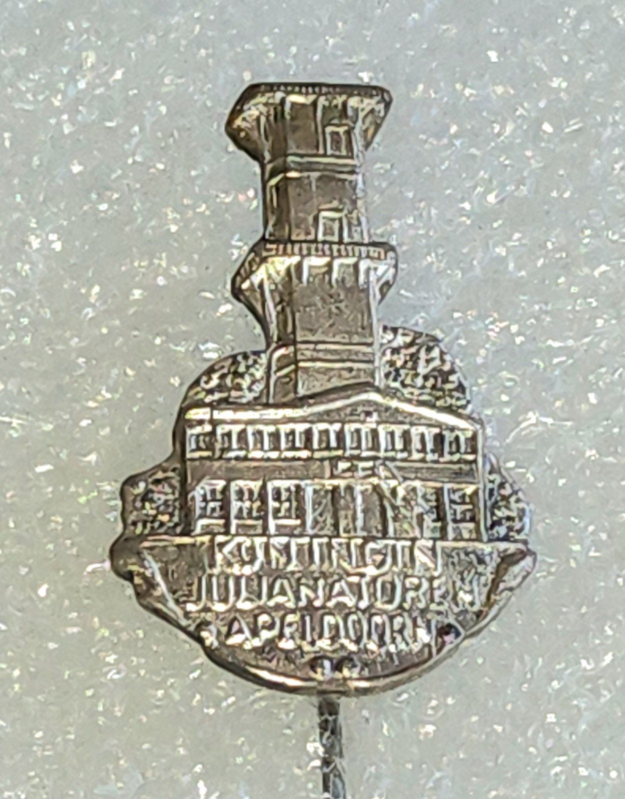 Vintage Speldje Koningin Julianatoren Apeldoorn, Ophalen of Verzenden, Gebruikt, Overige onderwerpen, Speldje of Pin