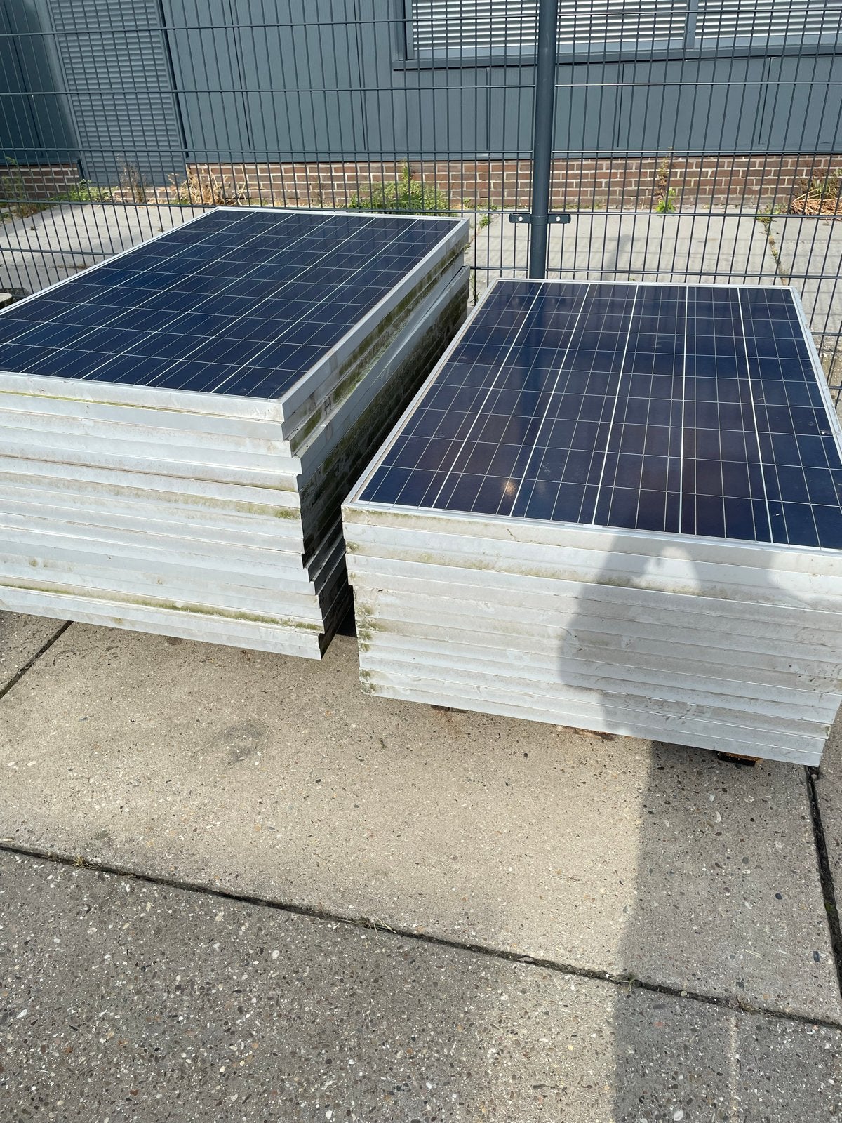 Gebruikte zonnepanelen (250Wp) met omvormer, Ophalen, Gebruikt, Compleet systeem, 200 wattpiek of meer
