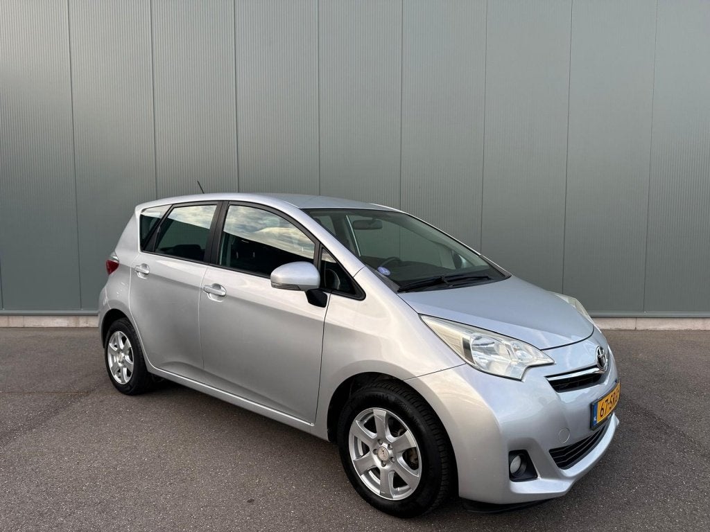 Toyota Verso-S 1.3 VVT-i Aspiration AIRCO | NAVI | TREKHAAK, Auto's, Euro 5, 4 cilinders, Verwarmde buitenspiegels, 1055 kg