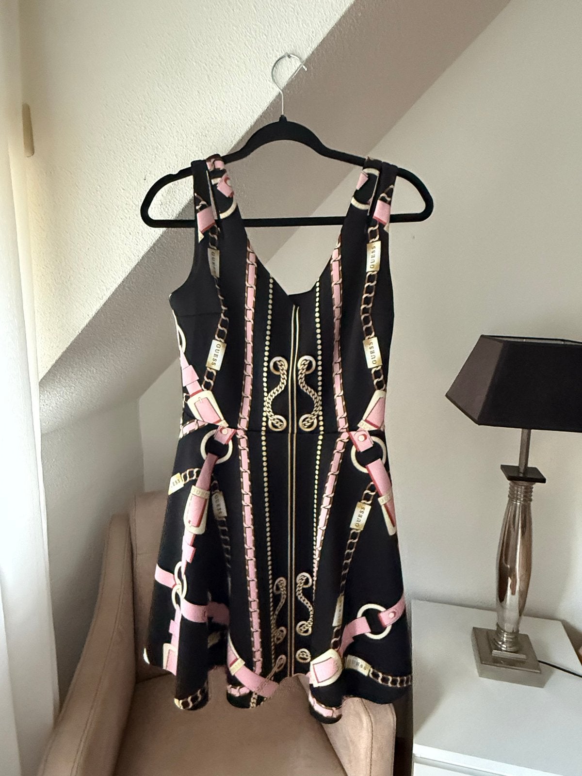 Guess jurk met kettingprint - Zo goed als nieuw, Kleding | Dames, Jurken, Zwart, Ophalen of Verzenden, Zo goed als nieuw, Maat 36 (S)