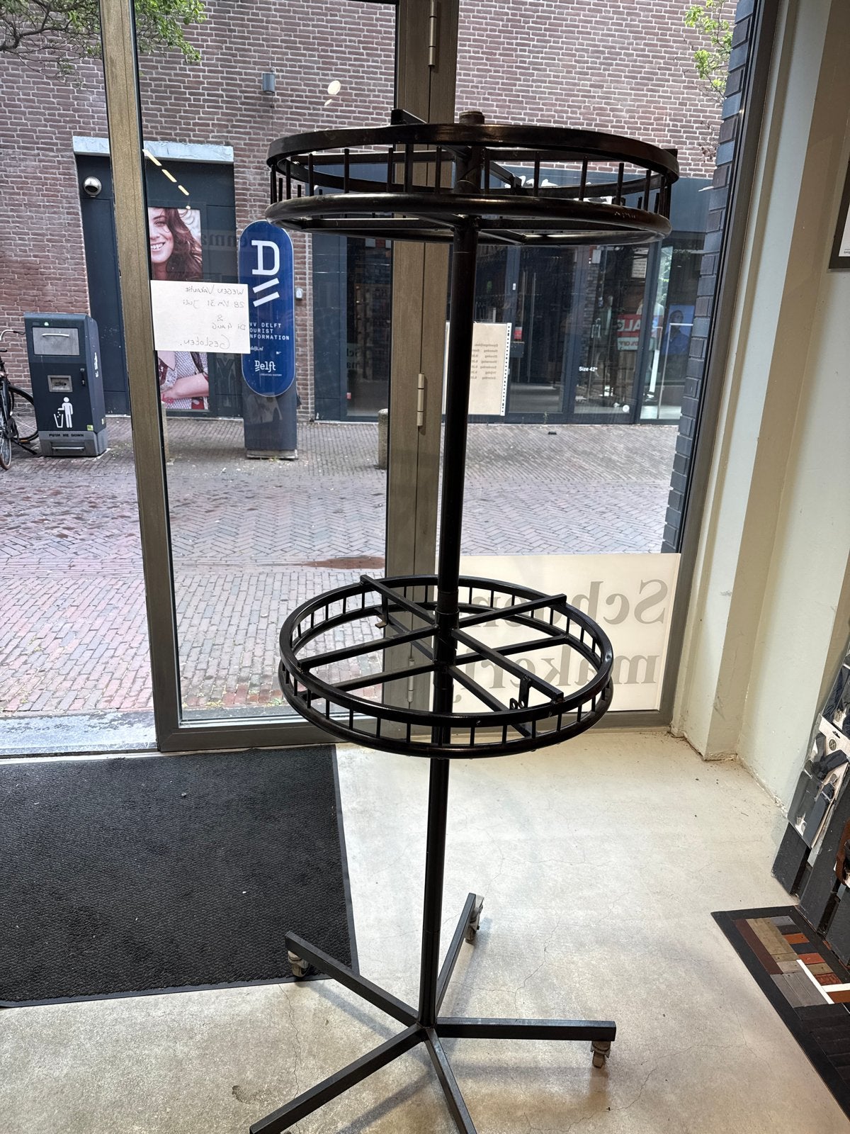 Zwarte Tassenmolen op Wielen - Winkeldisplay, Ophalen