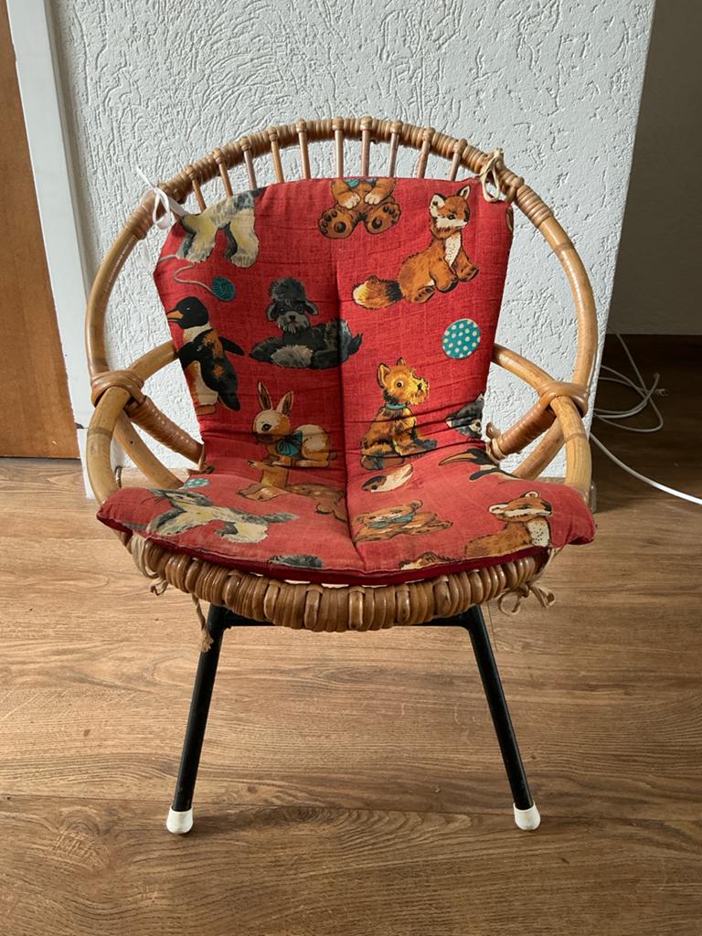 Retro rotan kinderstoeltje met kussen, Kinderen en Baby's, Kinderkamer | Tafels en Stoelen, Ophalen, Gebruikt, Stoel(en)