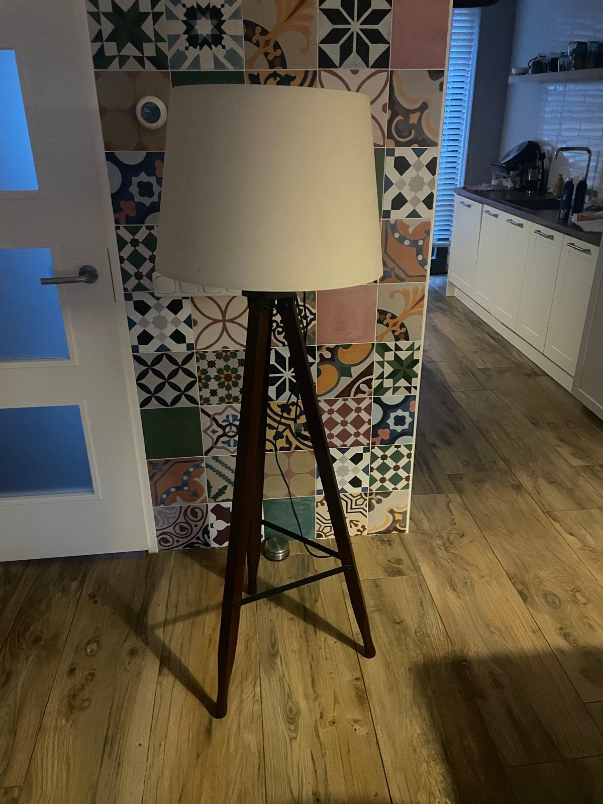 Stijlvolle staande lamp met houten driepoot en stoffen kap, Ophalen, Gebruikt, E27 (groot), 150 tot 200 cm