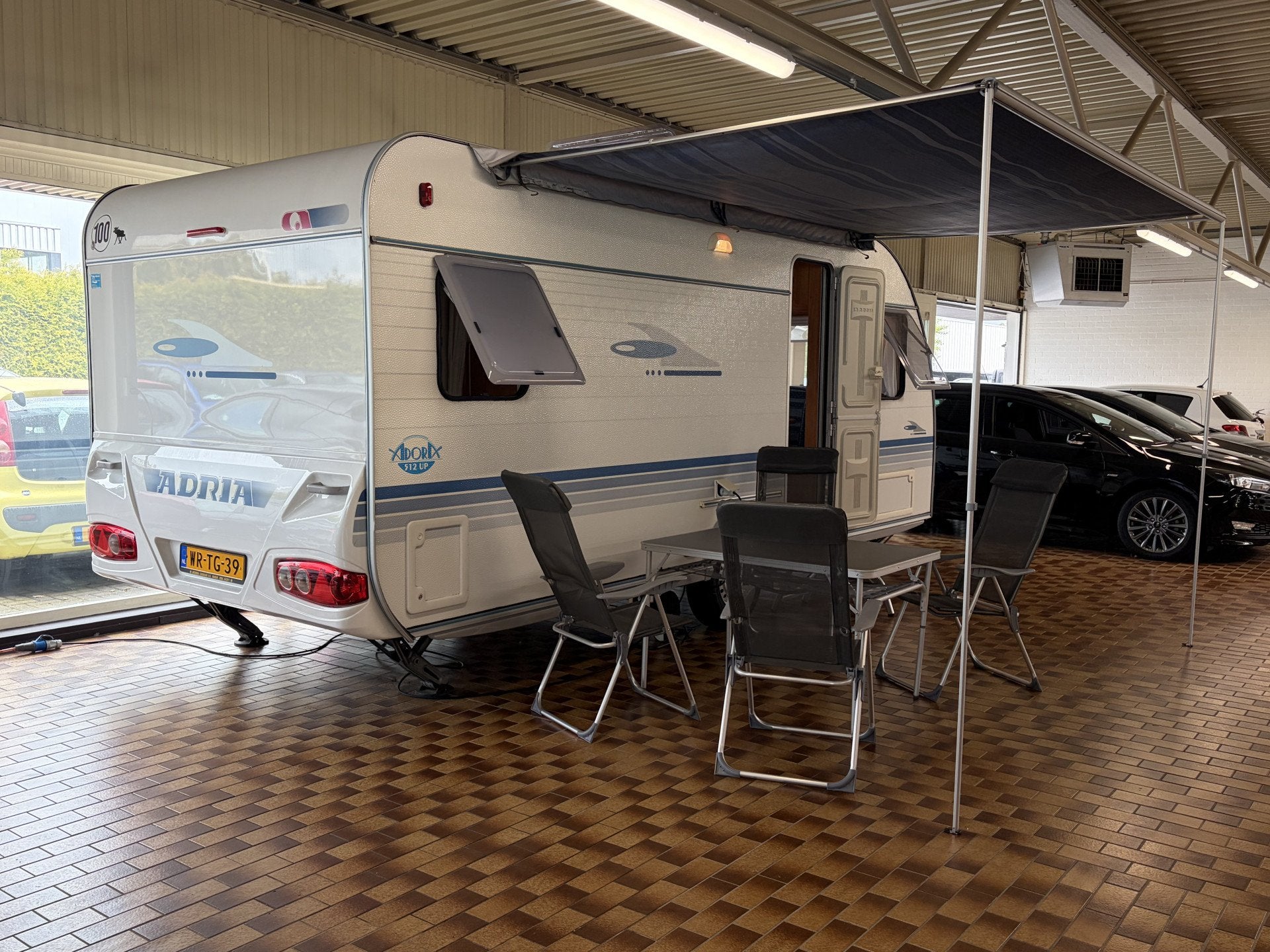 Adria BWJ 2005 ADORIX 512 UP MOVER | TULE FIETSENREK | BADKA, Caravans en Kamperen, Caravans, Vast bed, Bedrijf, Adria, Azieweg 17
9407TC  ASSEN, NL