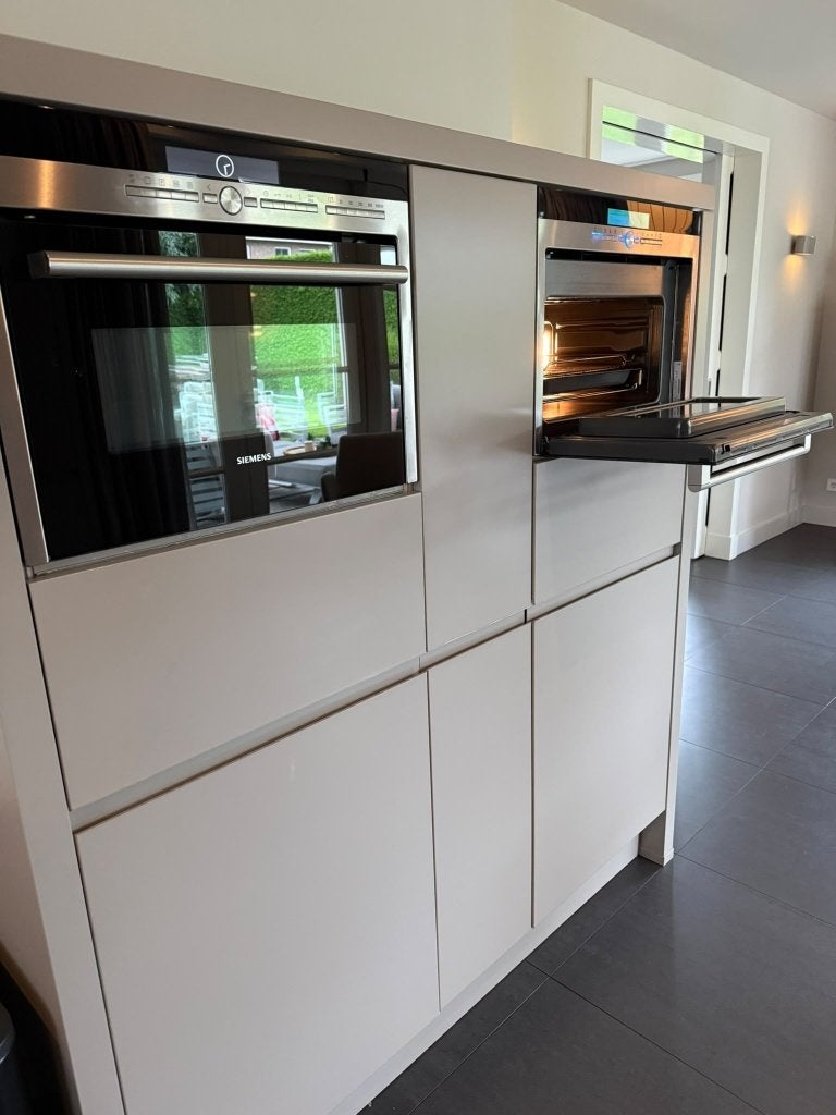 Moderne mat taupe keuken GEDEMONTEERD, Huis en Inrichting, Overige kleuren, Dubbelwandige keuken, Ophalen of Verzenden, Zo goed als nieuw