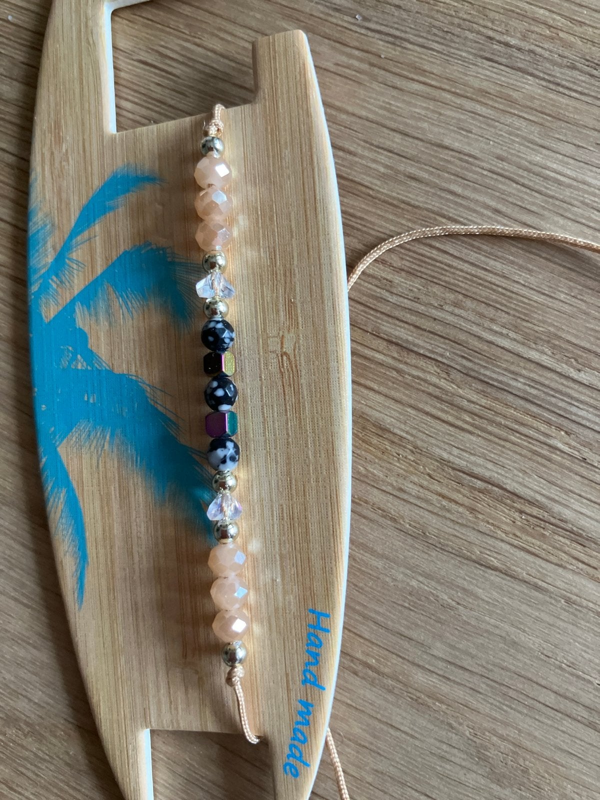 Handgemaakte kralenarmband met bedels, Ophalen of Verzenden, Nieuw, Beige, Overige materialen
