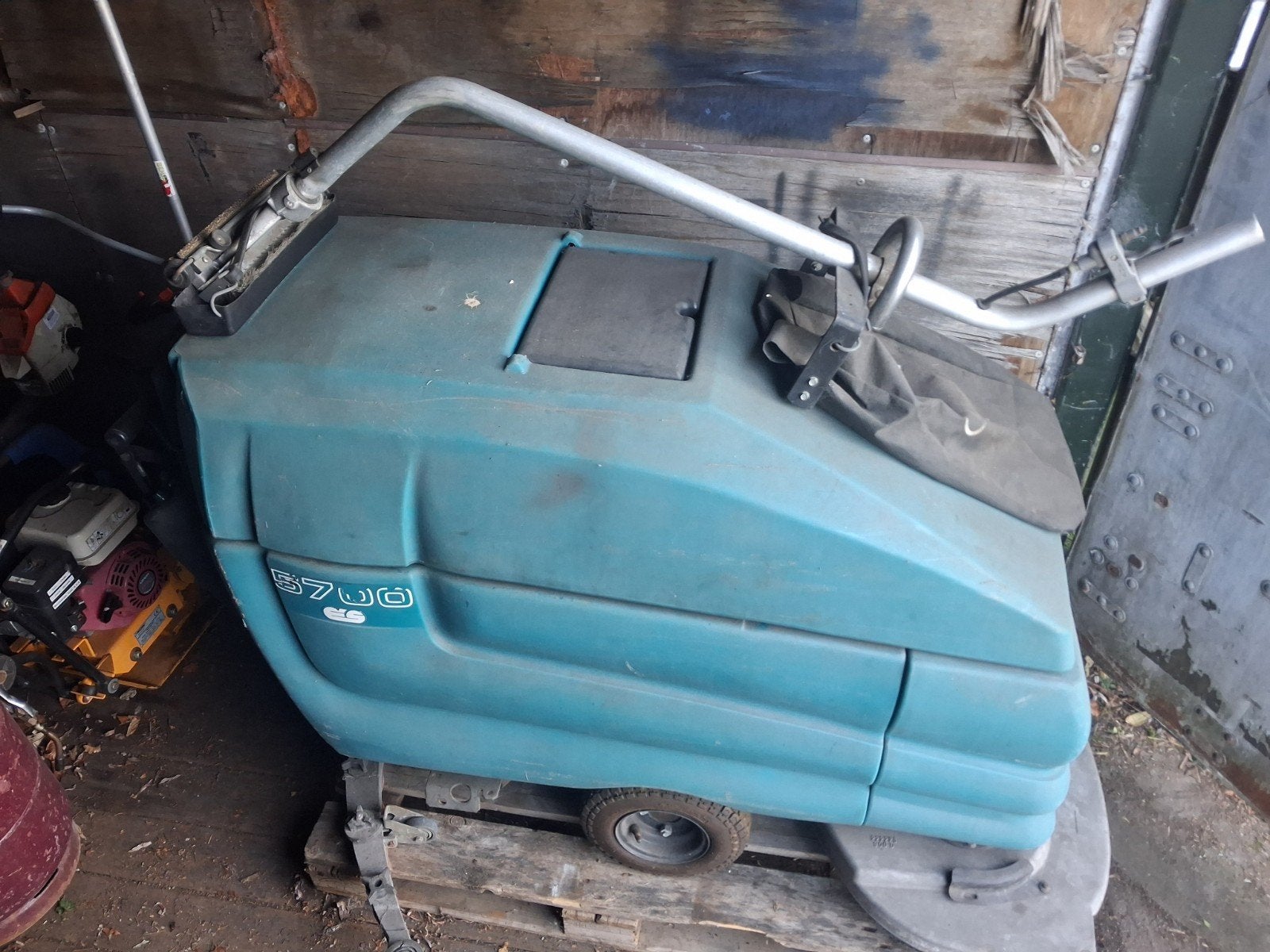 tennant 5700ES schrobmachine,  defecte accu's, Ophalen, Gebruikt, Overige typen