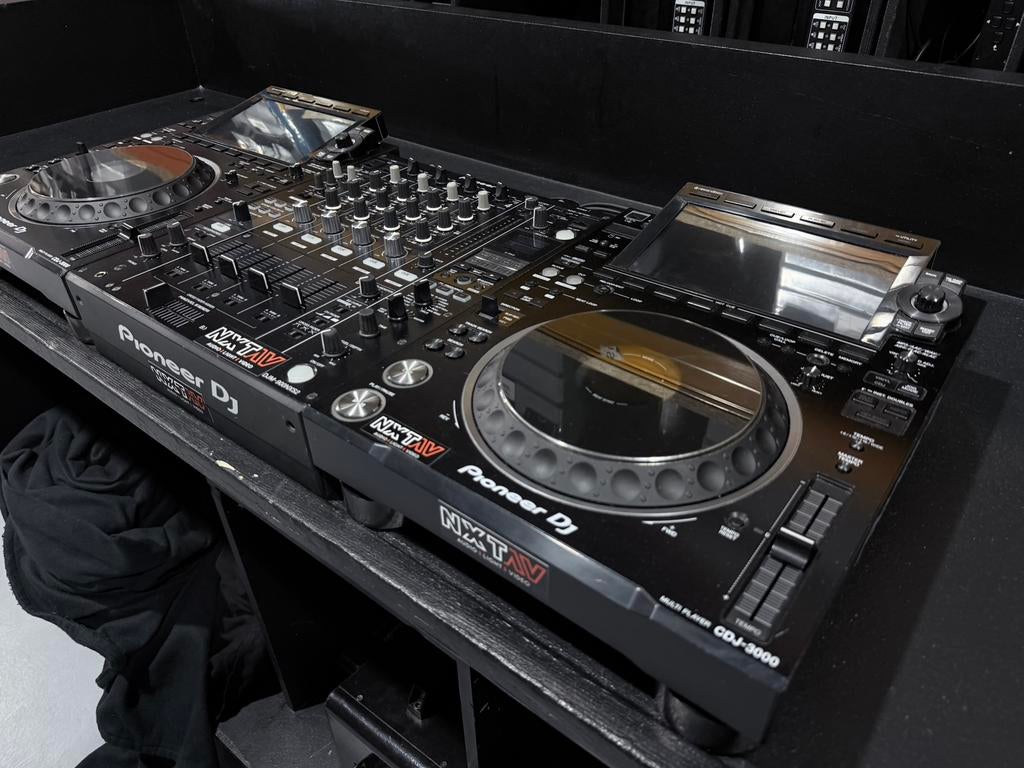 2x Pioneer CDJ-3000 + DJM-900NXS2 Mixer + Flightcases, Muziek en Instrumenten, Dj-sets en Draaitafels, Ophalen of Verzenden, Zo goed als nieuw