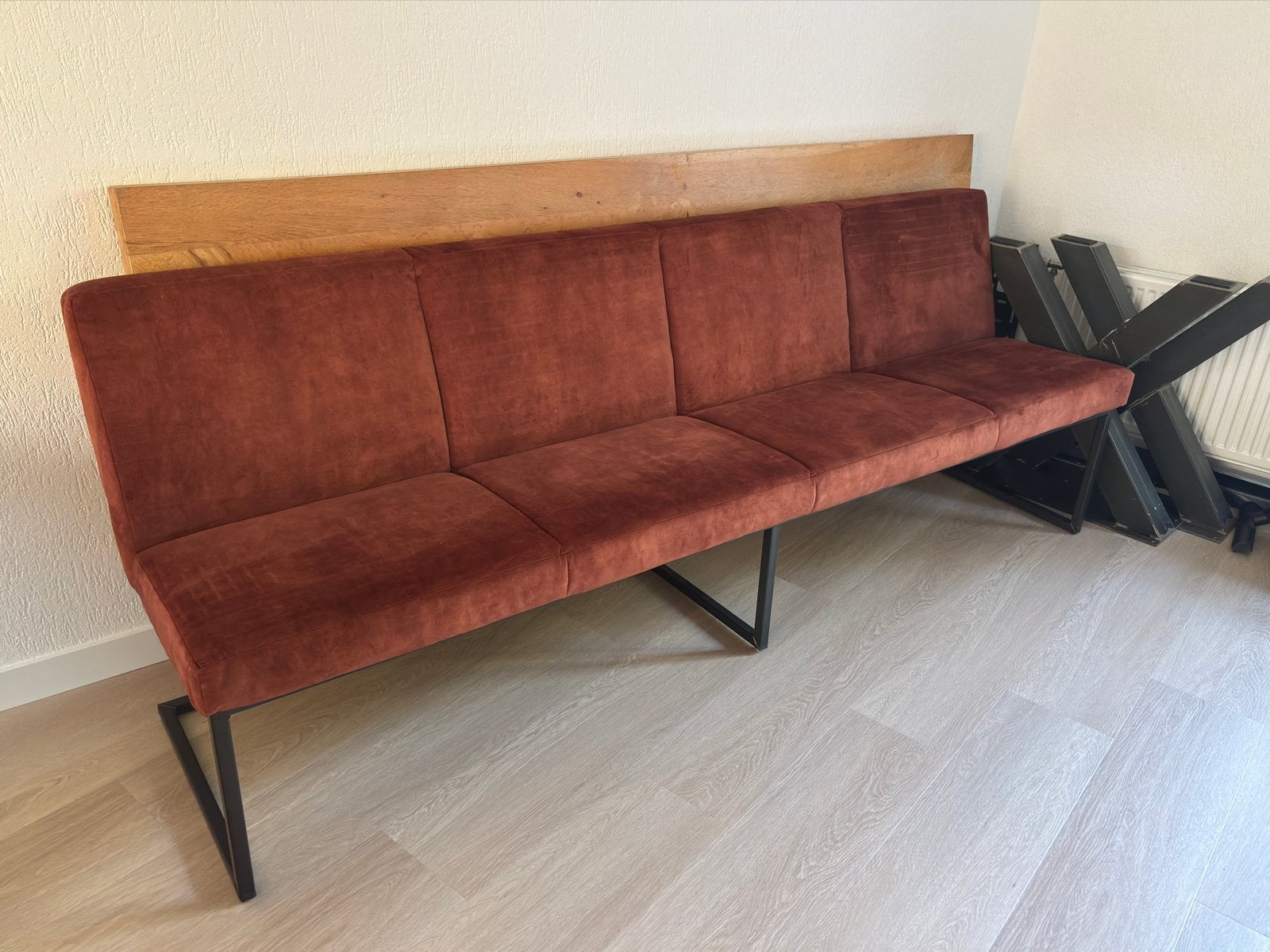 Moderne eetbank in roestbruin fluweel, Ophalen of Verzenden, Zo goed als nieuw, Stof