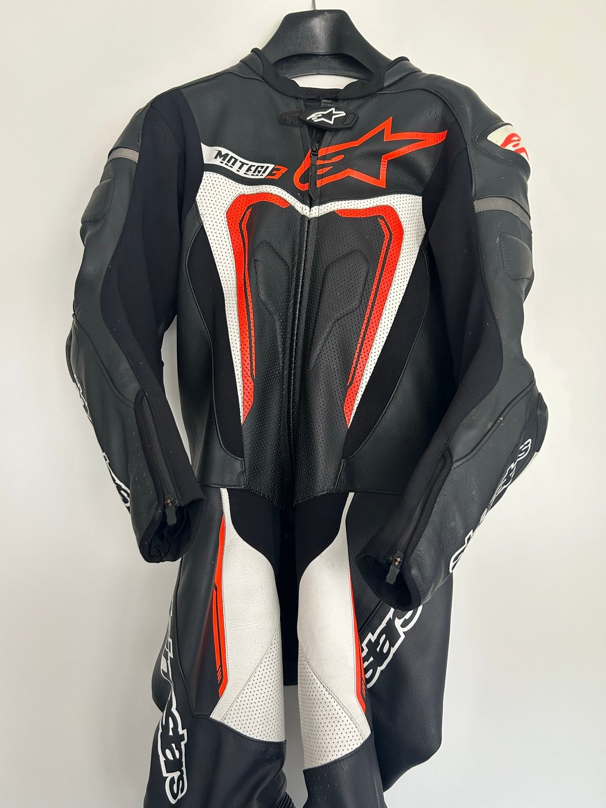 Alpinestars Motegi V3 1-delig leren motorpak, maat 52, Motoren, Kleding | Motorkleding, Ophalen, Tweedehands, Heren, Combipak