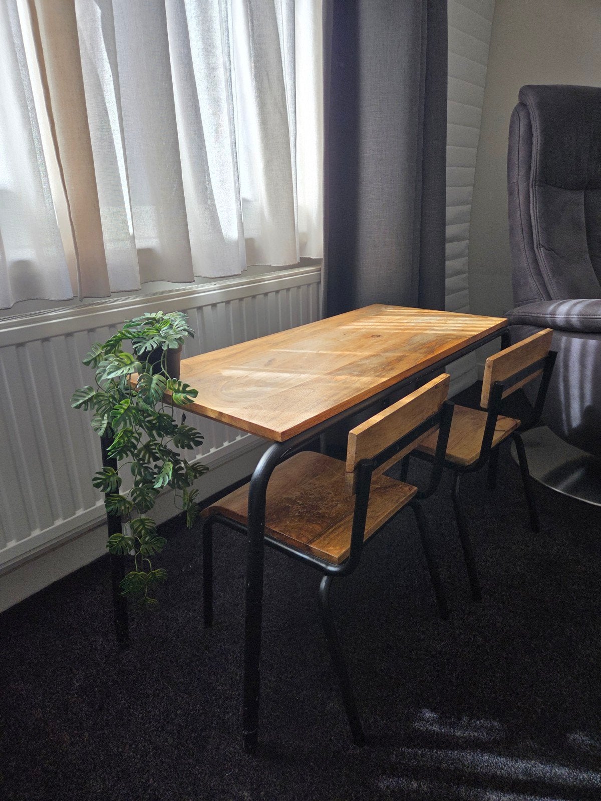 Houten tafel met metalen poten (zelf overgespoten), Gebruikt, 100 tot 150 cm, Tot twee personen, Minder dan 50 cm
