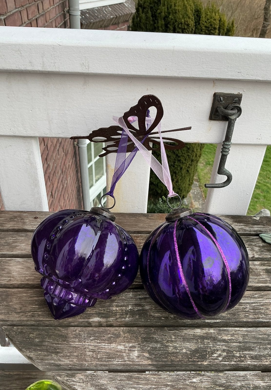 Twee grote paarse, beschadigde kerstballen. Met krasjes dus!, Diversen, Kerst, Ophalen of Verzenden, Zo goed als nieuw