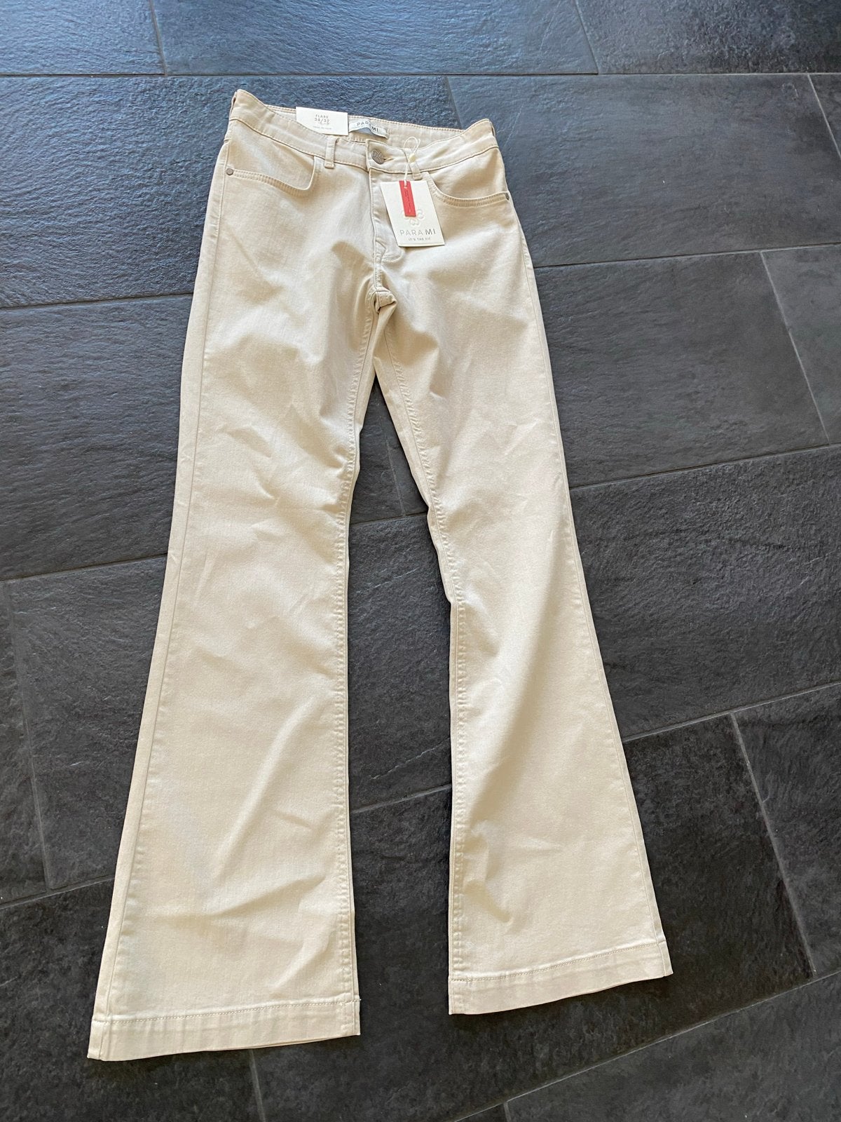 Nieuwe Parami Flare Broek - Maat 34/32 - Beige, Kleding | Dames, Beige, Nieuw, Ophalen of Verzenden, Maat 34 (XS) of kleiner