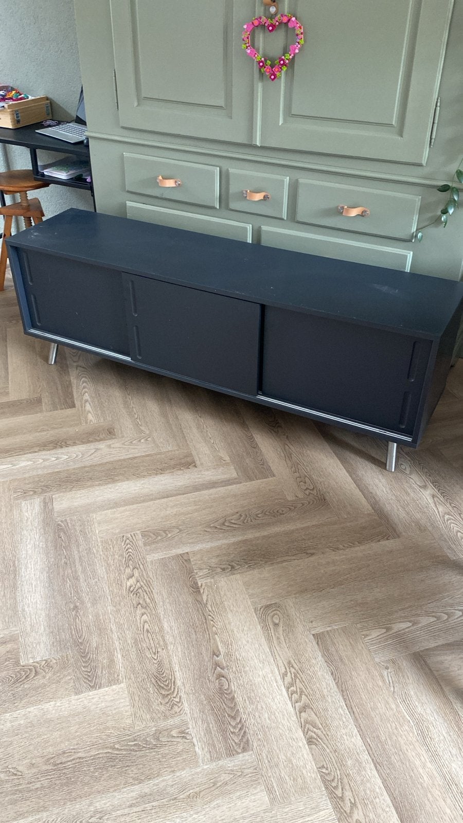 Zwart TV-meubel met schuifdeuren en metalen poten, Gebruikt, 100 tot 150 cm, Ophalen of Verzenden, Minder dan 100 cm