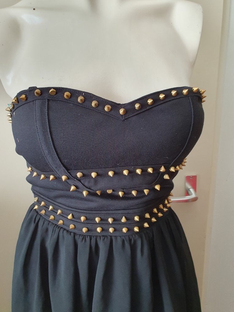 Zwarte jurk, met goudkleurige studs, strapless feestjurk LBD, Ophalen of Verzenden, Gedragen, Zwart, Boven de knie