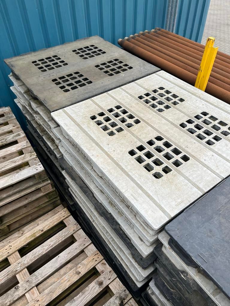 Circa 50 gebruikte kunststof pallets 120x120x17cm, Ophalen