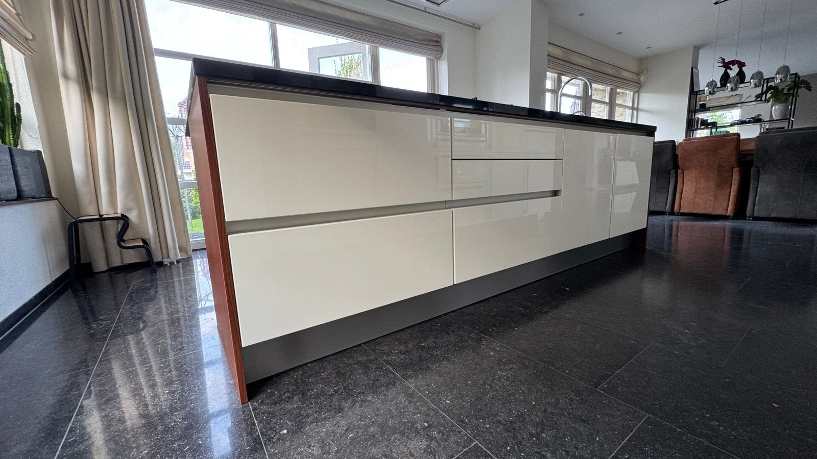 Foto 12 van Siematic Keuken met Eiland en Zwart Granieten Blad