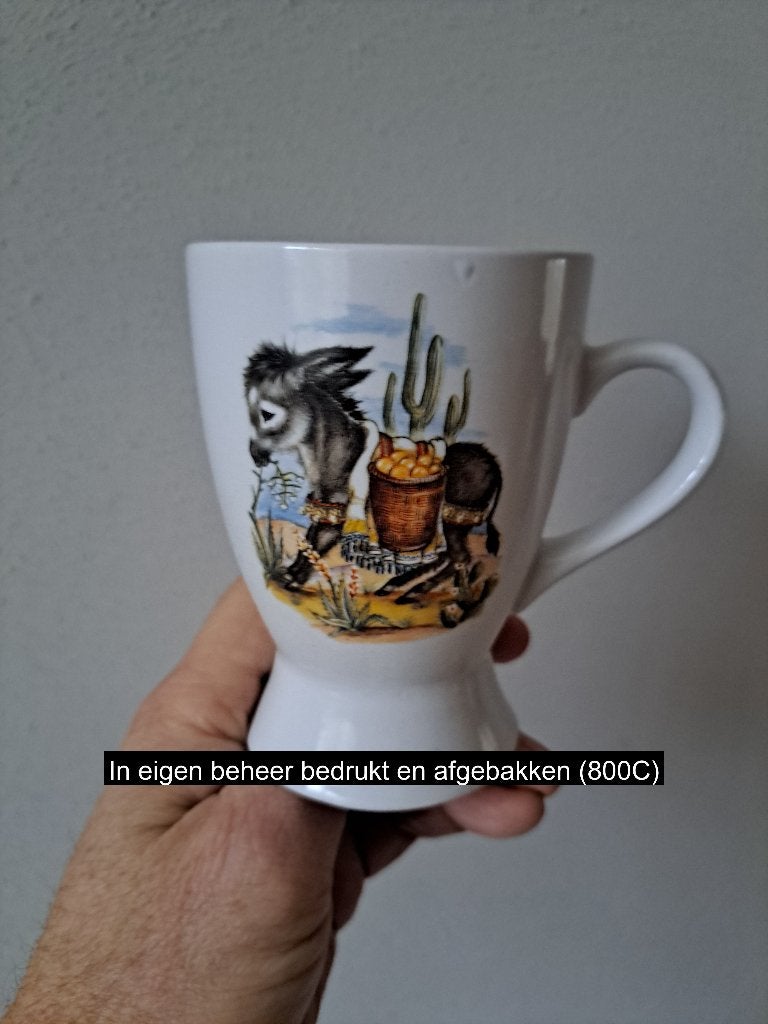 Beker mok met voet, Ezel met mand, Porselein D8xH11.5cm, Huis en Inrichting, Keuken | Servies, Nieuw, Ophalen of Verzenden, Overige stijlen