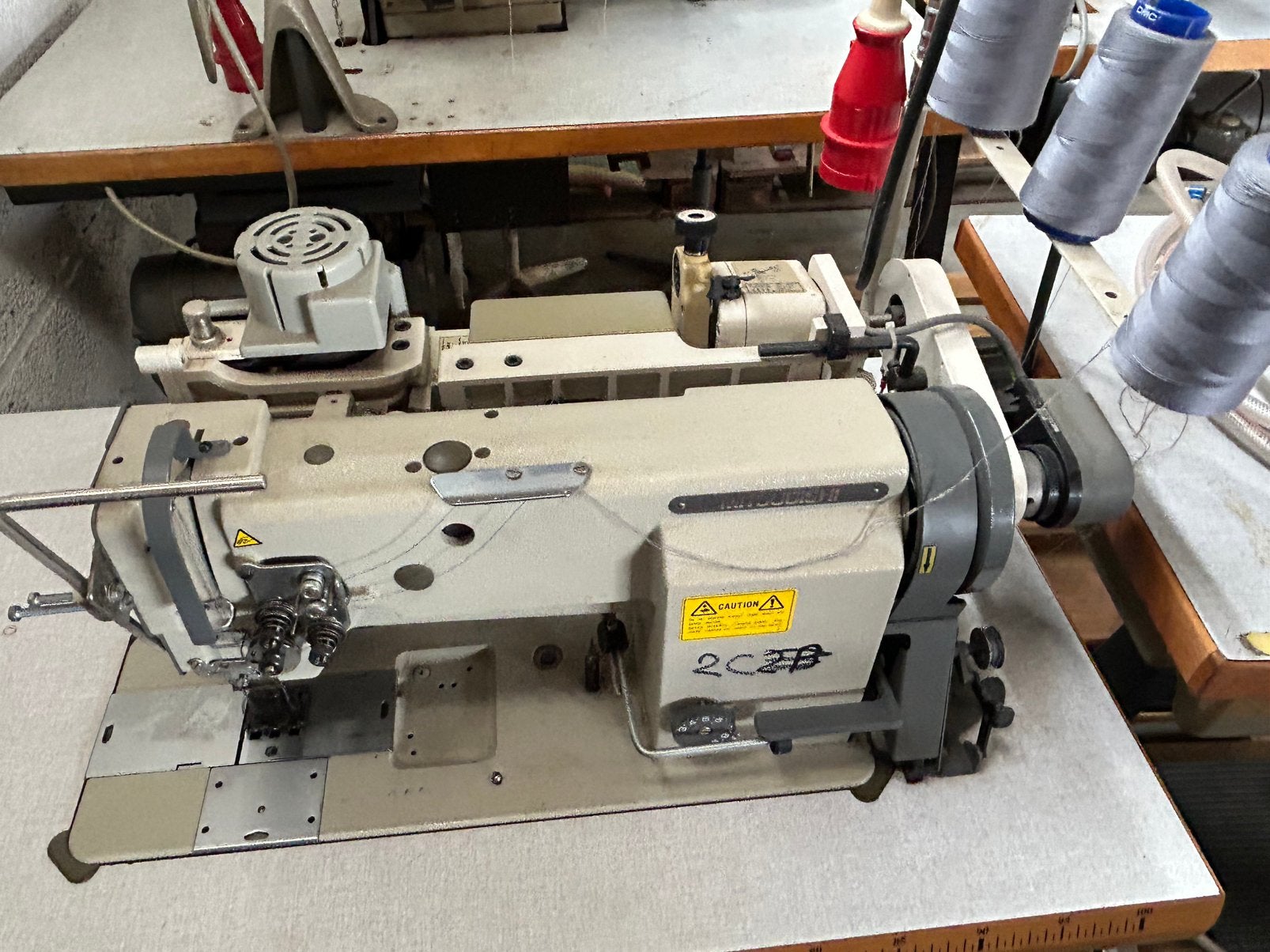 Mitshubishi 2 naaldsnaaimachine met puller, Gebruikt, Naaimachine, Industrieel, Ophalen