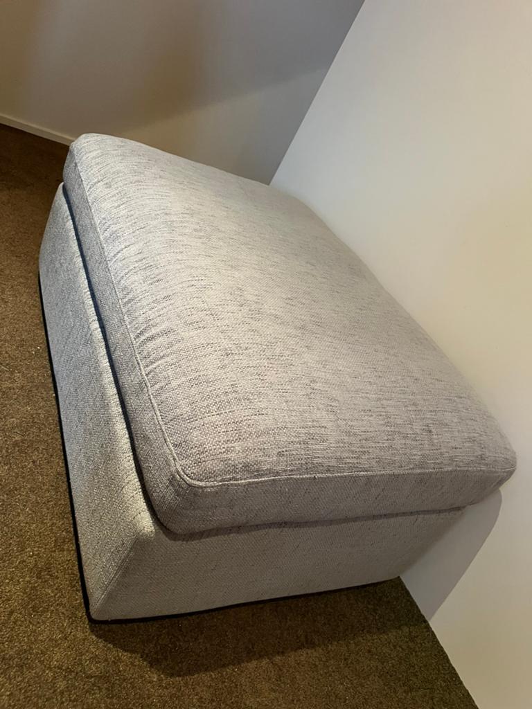 Lichtgrijze poef/hocker Montel, Ophalen, 75 tot 100 cm, Zo goed als nieuw, Stof