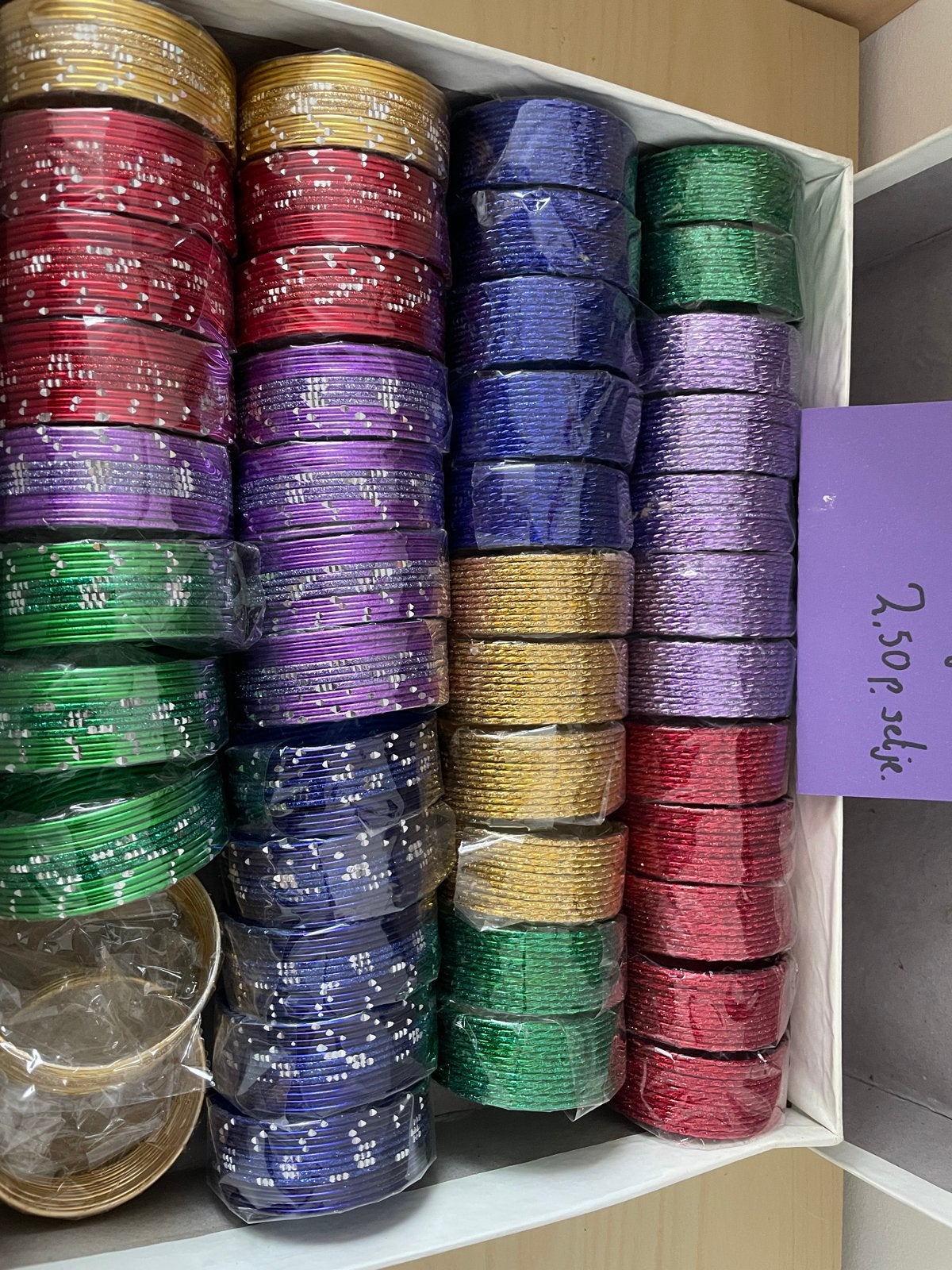 45 Kleurrijke setjes armbanden Nepal, 12 stuks in een setje, Verzenden, Zo goed als nieuw, Overige kleuren, Overige materialen
