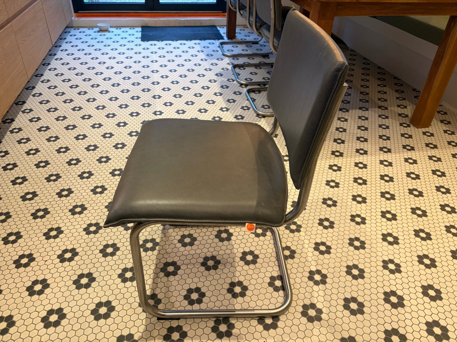 Twee design grijze leren eetkamerstoelen met chromen frame, Ophalen, Twee, Vintage, Leer
